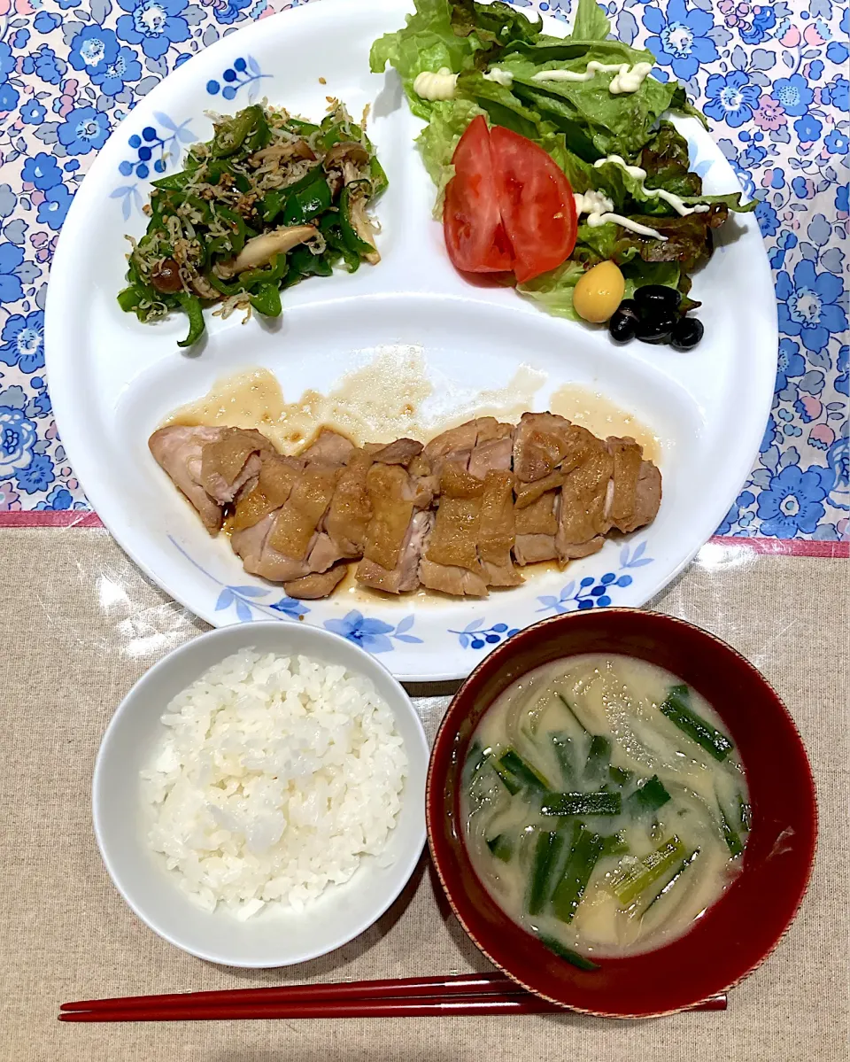 Snapdishの料理写真:照焼きチキンとしめじピーマン雑魚炒め|おしゃべり献立さん