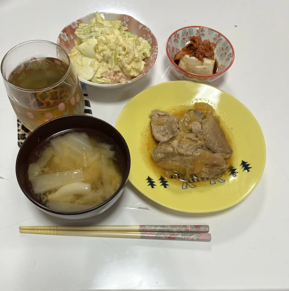 晩御飯☆豚の生姜焼き☆キムチ奴☆サラダ（キャベツ・カニカマ・卵）☆みそ汁（白菜・大根・しめじ）|Saharaさん