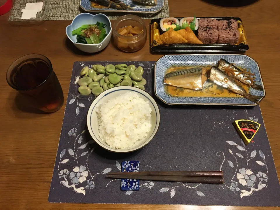 ご飯、鯖味噌煮、イワシの煮付け、ひたしそら豆、俵型和風赤飯、いなり寿司、太巻き、小松菜のお浸し、たまり漬け風沢庵、プロセスチーズ、烏龍茶(夕飯)|enarinさん