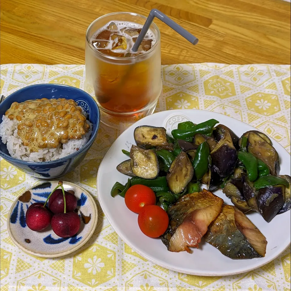 Snapdishの料理写真:茄子ピー味噌炒めと鯖の塩焼き|사오리さん