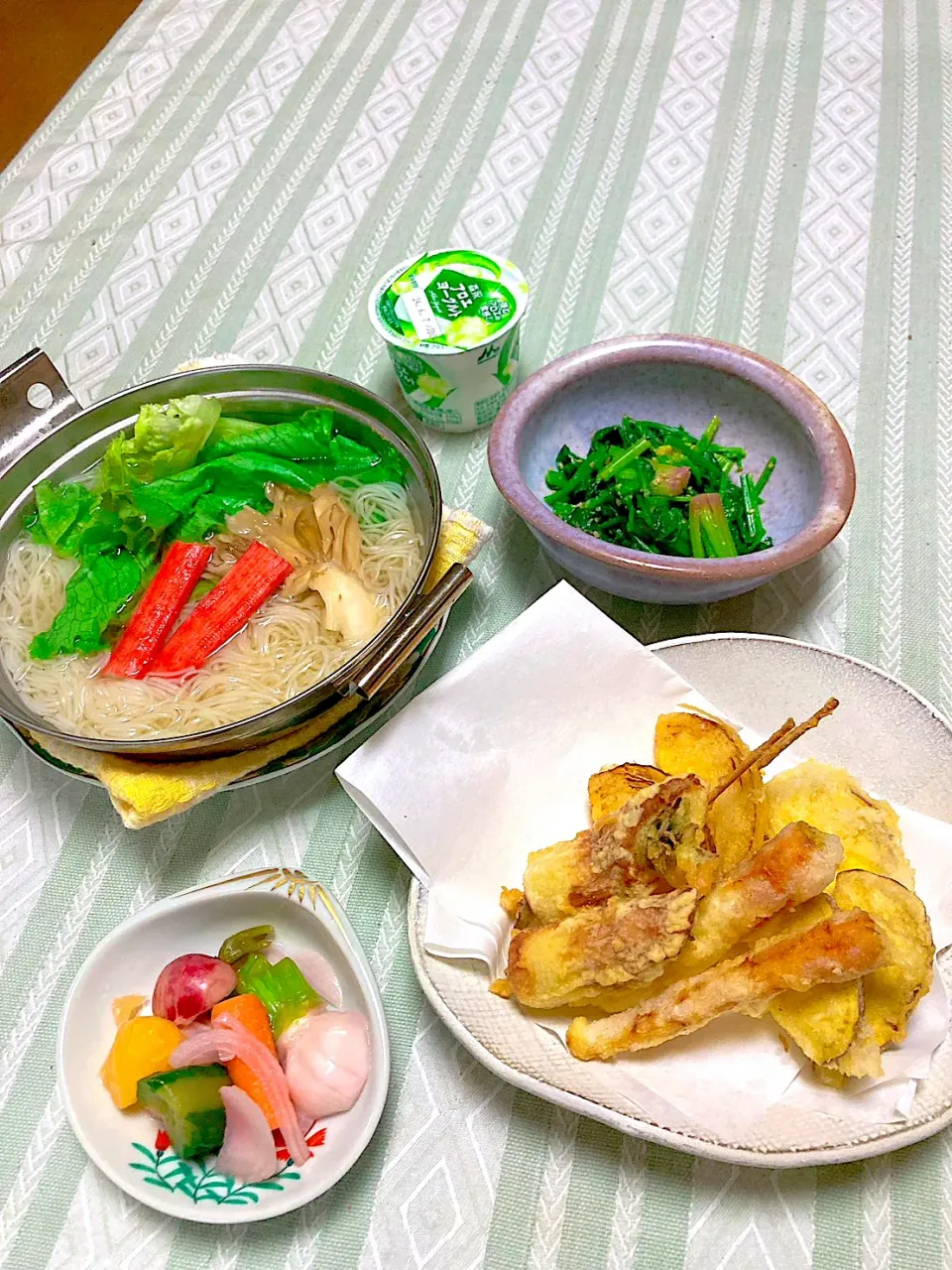 grandmaの晩ごはん☆ 少し肌寒いから…レタスと素麺の鍋、天ぷら…さつま芋、人参🥕、玉葱､ちくわです。ちくわの中には花山椒を入れてね
頂きます|kaoriさん