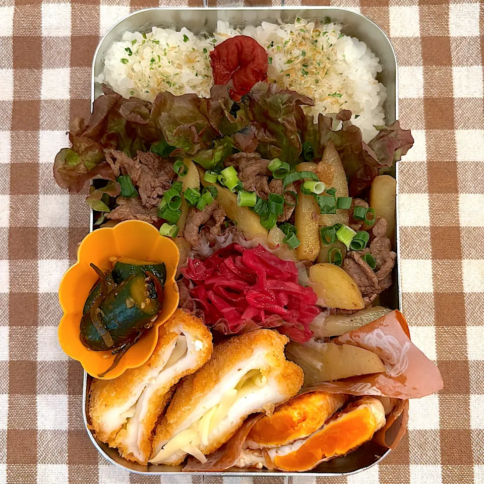 Snapdishの料理写真:0529高校生男子弁当　定期試験3日目！　はんぺんに挟んだチーズが揚げたら消えてた😅|Riieeさん