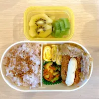 Snapdishの料理写真:五穀ご飯さくさくごまふりかけ🍚白身フライタルタルソース🐟卵焼き🥚ブロッコリーマカロニサラダ🥦レンコン挟み揚げ✂️グリーンキウイとゴールドキウイ🥝|anaさん