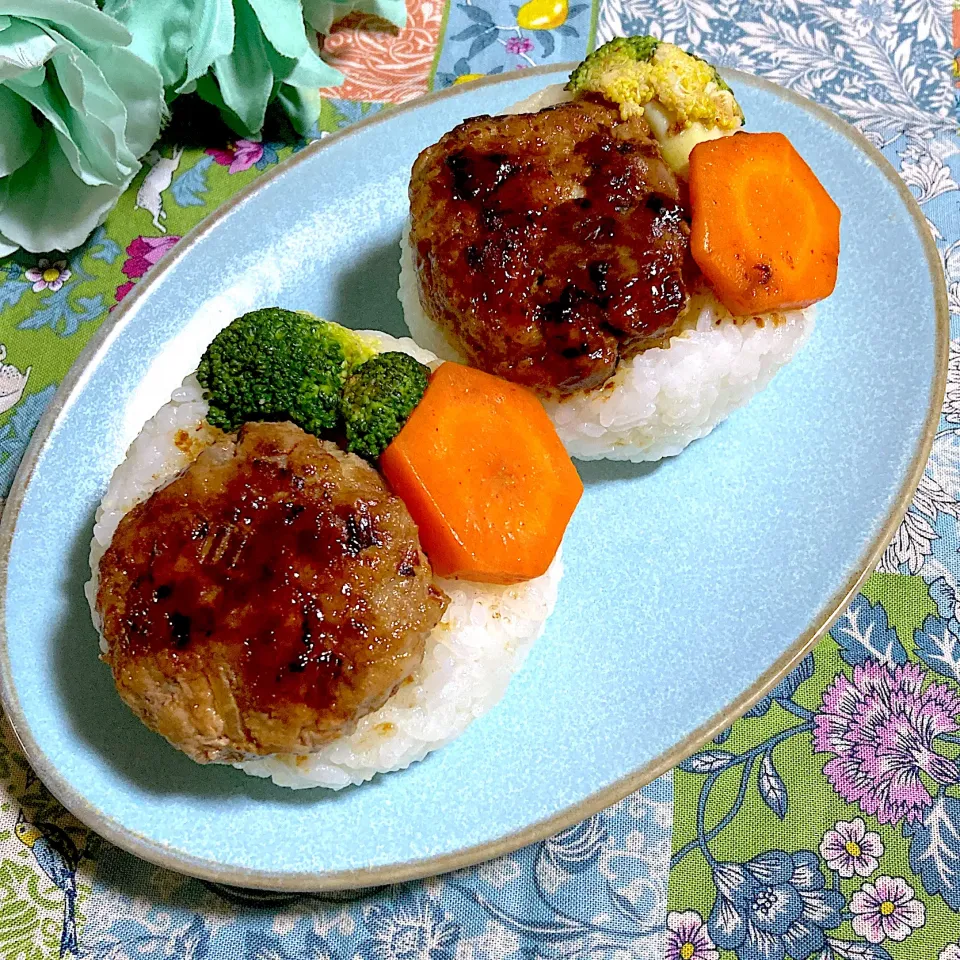 Snapdishの料理写真:ハンバーグ定食風おにぎり🍙|ringonamaさん