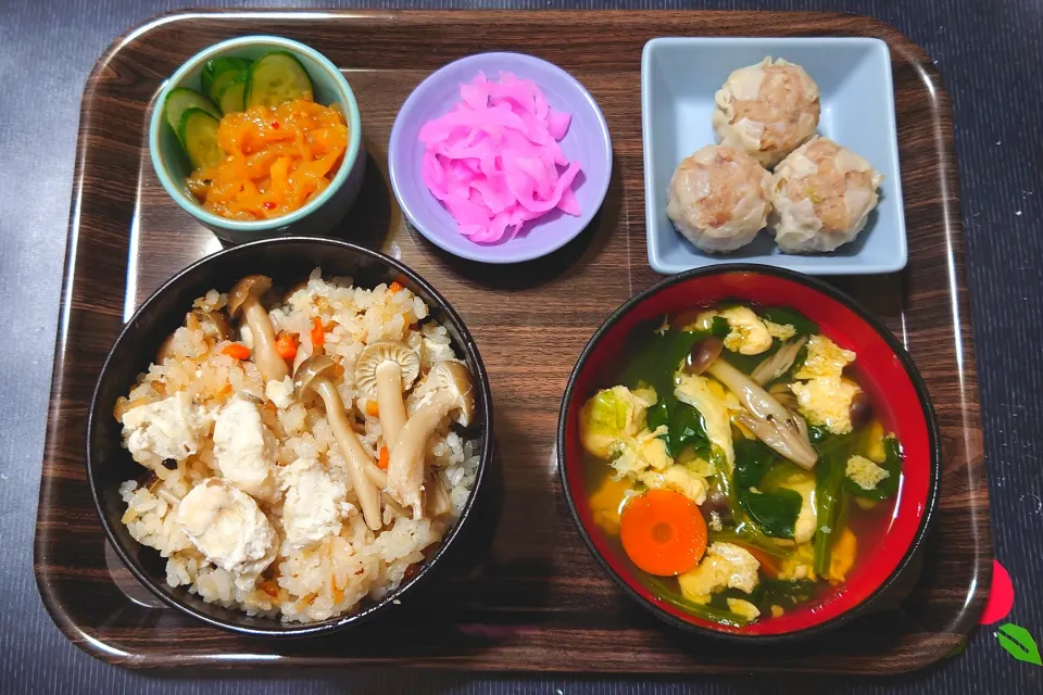 Snapdishの料理写真:今日の朝ごはん（フグの炊き込みご飯に崎陽軒の特製シウマイ、大根の漬物、中華クラゲ、野菜と卵のスープ）|Mars＠釜飯作り研究中さん