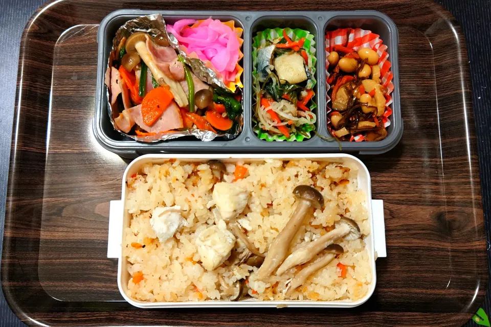 今日の手作り弁当は、フグの炊き込みご飯・野菜とベーコン炒め弁当。

献立は、
・フグの炊き込みご飯
・野菜とベーコン炒め、大根の漬物
・にしん菜の花漬
・切り昆布煮|Mars＠釜飯作り研究中さん