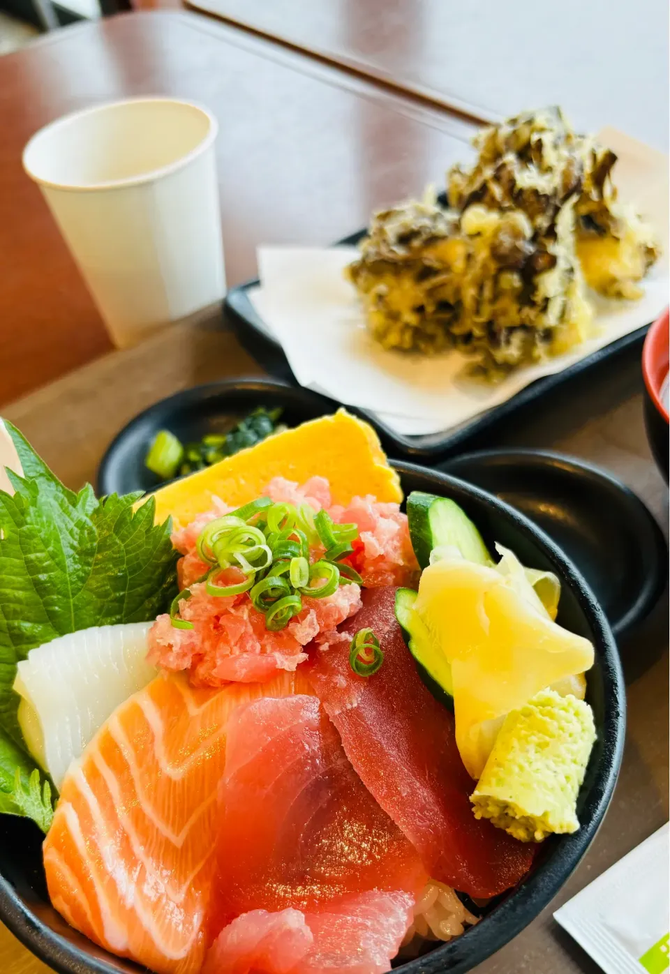 閖上マリンキッチンにてお昼ごはん。ミニ海鮮丼。|ちはるさん