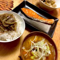 イカのすみ作りもち麦ご飯のっけ。焼き塩鮭。人参と大根と豆腐とワカメのお味噌汁。フキとごぼうの糠漬け。|しよたん@うさぎ職人さん