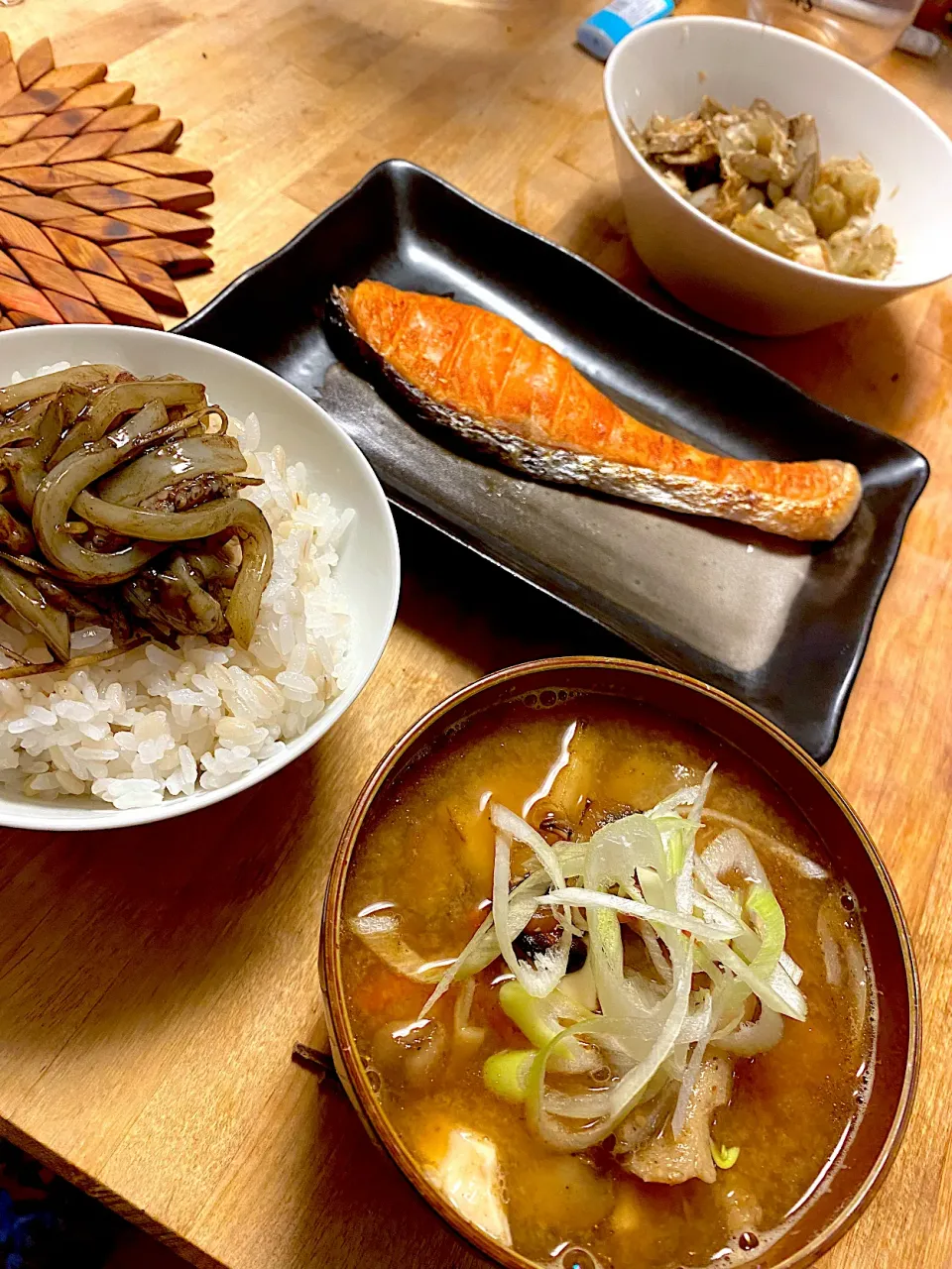 イカのすみ作りもち麦ご飯のっけ。焼き塩鮭。人参と大根と豆腐とワカメのお味噌汁。フキとごぼうの糠漬け。|しよたん@うさぎ職人さん