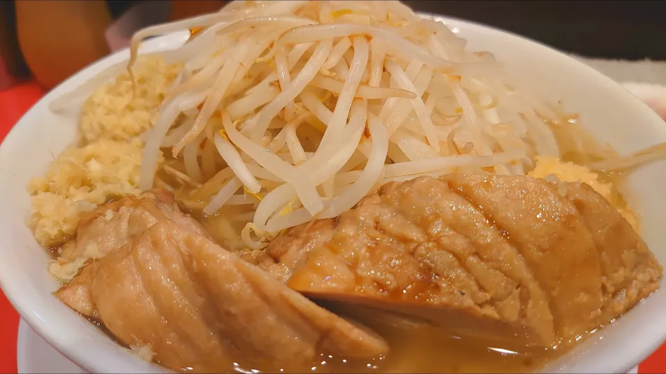 【TRY ラーメン大賞 2018年
汁なし部門1位】
用心棒 神保町店
ラーメン (900円、麺300g)
＋追加豚 (150円)
＋ニンニクマシ (無料)
＋ショウガマシマシ (無料)
@神保町3分
(JR水道橋駅から徒歩7分)
24132 (142,027)|大脇さん