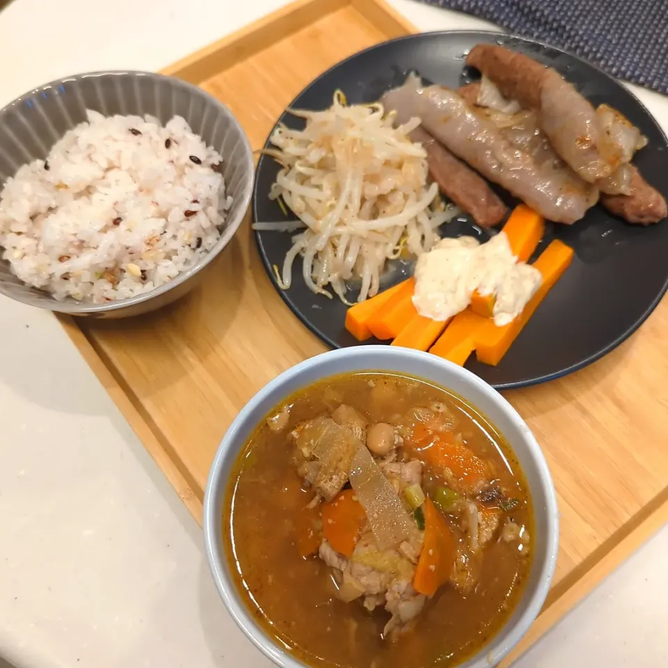 雑穀ごはん
昨日の豚汁
手作りソーセージ（失敗）
もやしの玉ねぎ麹和え
にんじんスティック　玉ねぎ麹マヨ|asryh♡さん