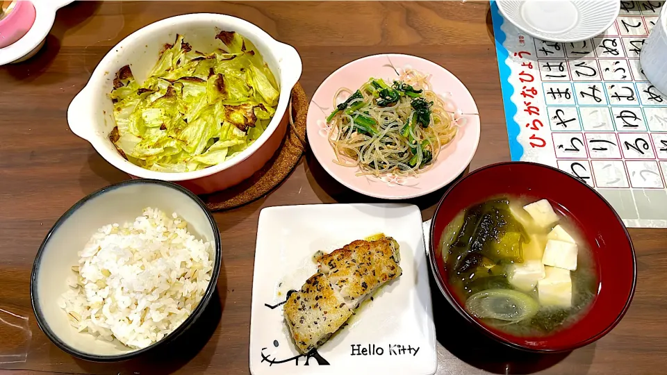 鱈のバジルチーズムニエル　豆腐とわかめの味噌汁　春雨とほうれん草のツナ中華和え　キャベツのカレーオーブン焼き|おさむん17さん