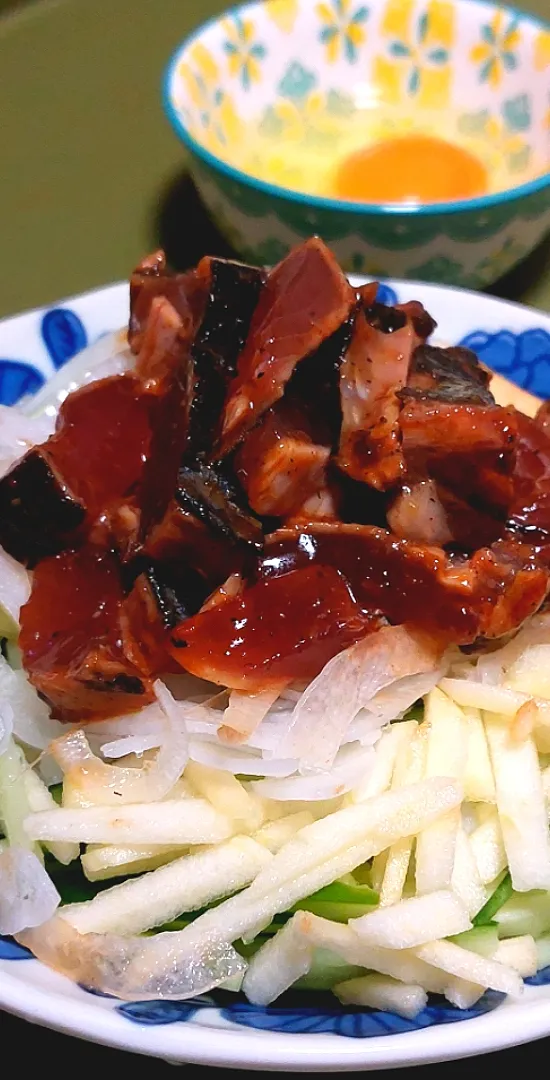 カツオのたたきユッケで丼〜😋|きつねさん