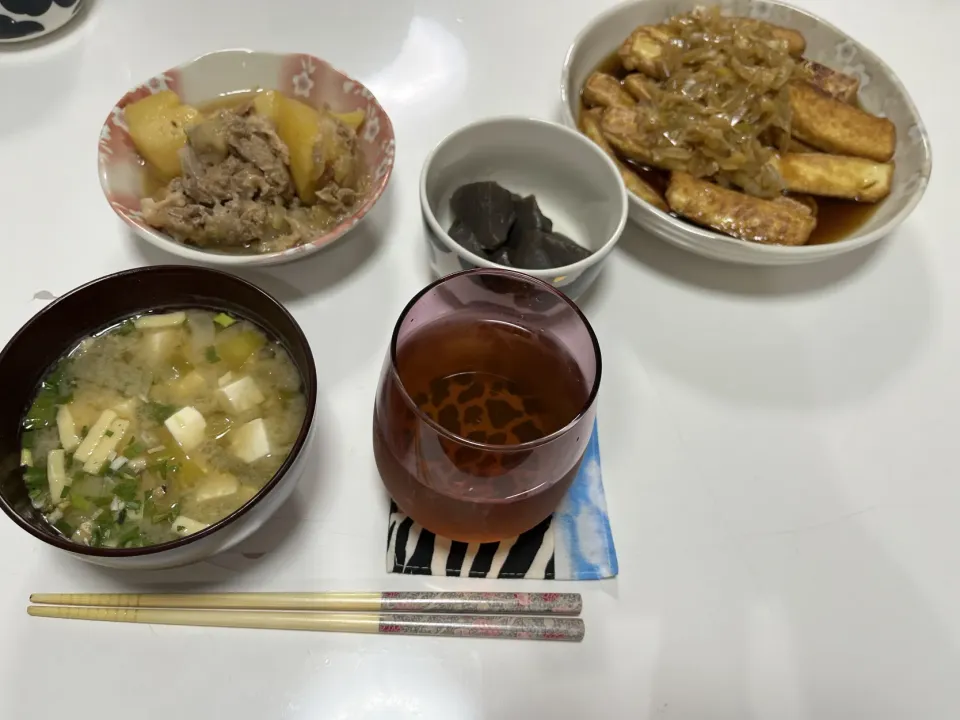 晩御飯☆肉じゃが☆蒟蒻の炊いたん☆厚揚げ油淋鶏☆みそ汁（豆腐・葱・ワカメミックス）|Saharaさん