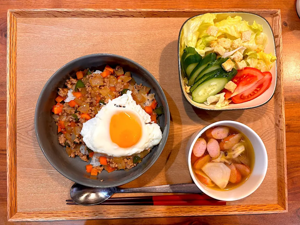 今日の夜ご飯(ガパオライス、シーザーサラダ、カブとウインナーのスープ)|cocomikaさん