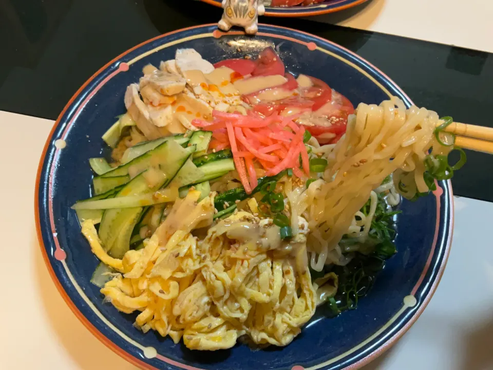 Snapdishの料理写真:2024冷やし中華始めました！
喜多方ラーメンの麺を使って、ベースは醤油味で麺を絡めて最後にゴマだれをかけて。
#2024冷やし中華
#喜多方ラーメン|Takeshi  Nagakiさん