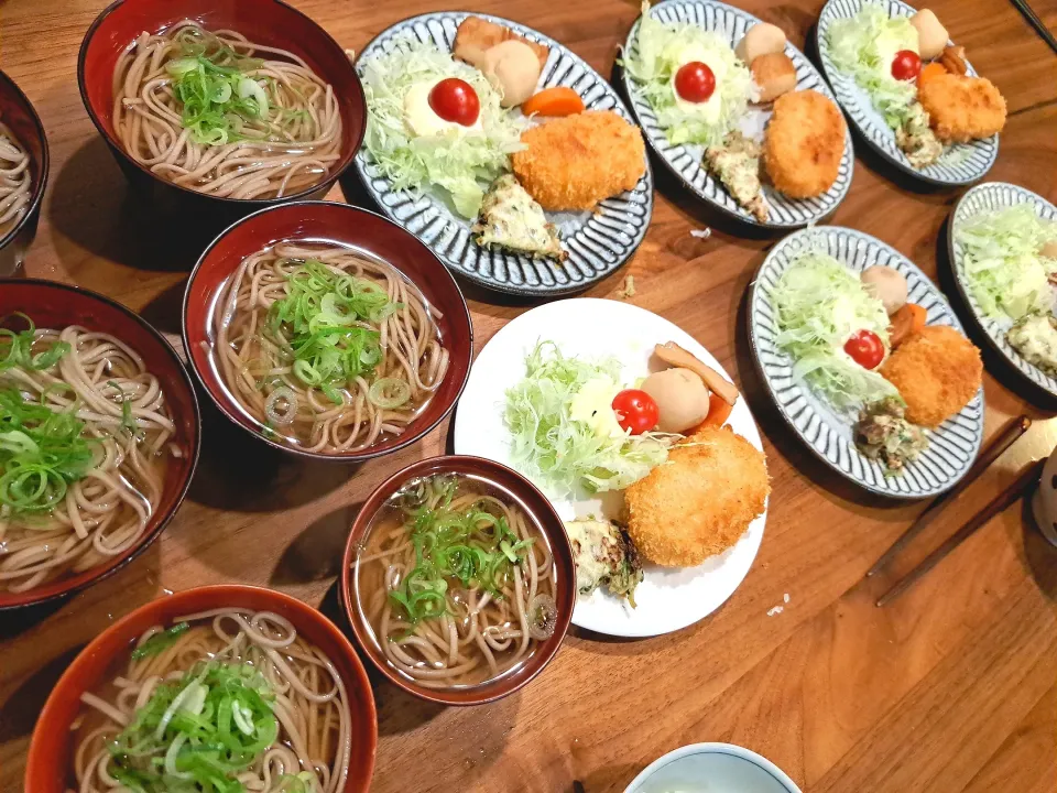 Snapdishの料理写真:冷凍クリームコロッケ　冷凍里芋とさつまあげ煮　餃子タネのチーズ焼き　半かけそば|m aさん