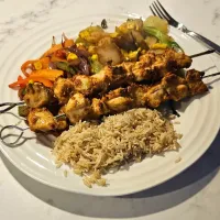 Chicken satay skewers with stirfry vegetables and brown rice.|Peter Norrisさん