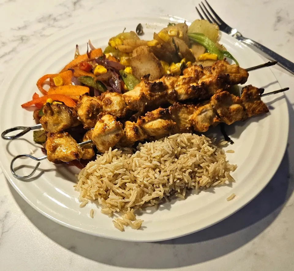 Chicken satay skewers with stirfry vegetables and brown rice.|Peter Norrisさん