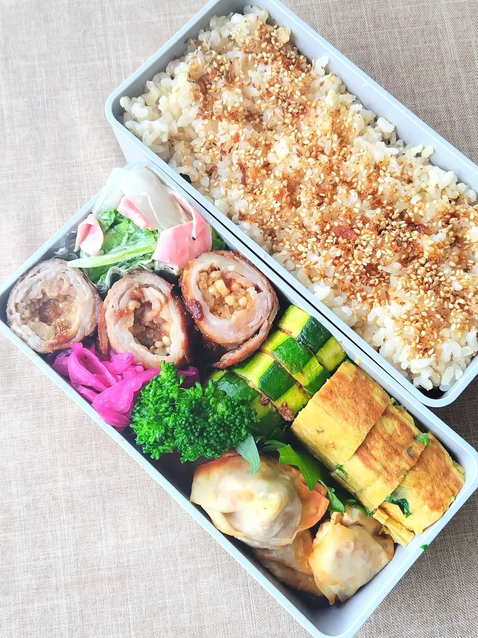 Snapdishの料理写真:お弁当


エノキの豚バラ巻き
新玉ねぎのサラダ
紫きゃの甘酢漬け
ズッキーニとブロッコリーの
    マヨ焼き
納豆の包揚げ
ネギ入り玉子焼き|めしだママさん