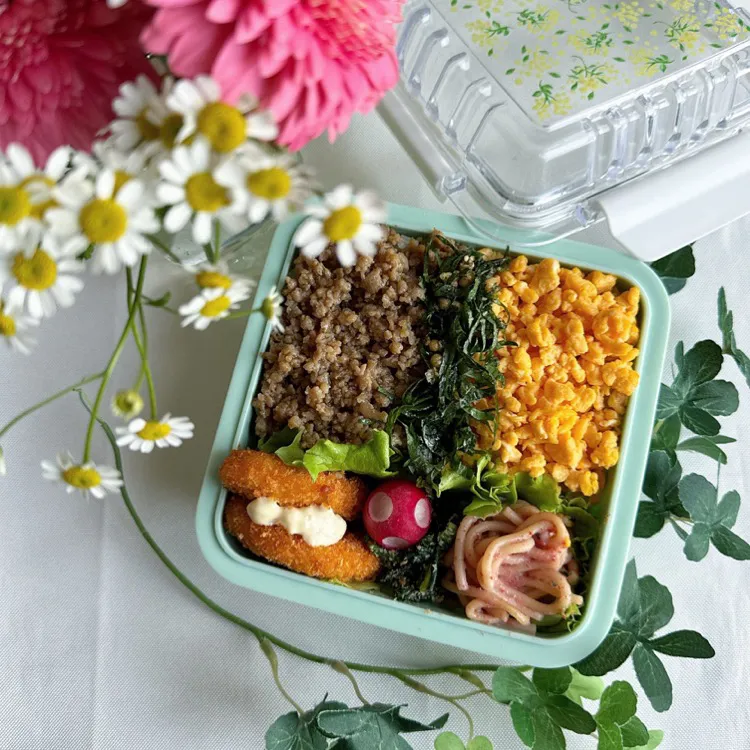 Snapdishの料理写真:5/30❤︎主人の三色そぼろ弁当🌱✨

＊ 鶏そぼろ
＊ たまごそぼろ
＊ 青紫蘇
＊ えびコロッケ
＊ たらこパスタ
＊ ほうれん草の胡麻和え|Makinsさん