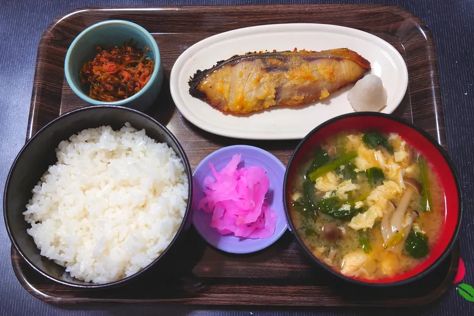 Snapdishの料理写真:今日の朝ごはん（ごはんは高知県産コシヒカリ、ワラサの西京漬け、昆布の明太子和え、ほうれん草と卵のみそ汁、大根の漬物）|Mars＠釜飯作り研究中さん