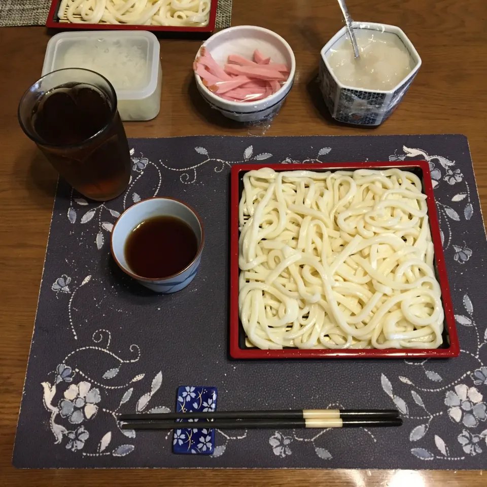 ざるうどん、うどんつゆ、細切りロースハム、大根おろし、ねりわさび、おろし生姜、烏龍茶(昼飯)|enarinさん