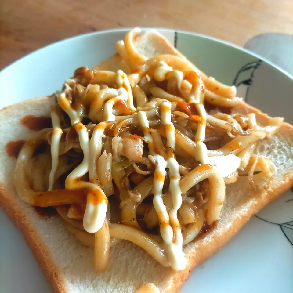 焼きそばパンならぬ焼きうどんパン|ゆうこさん