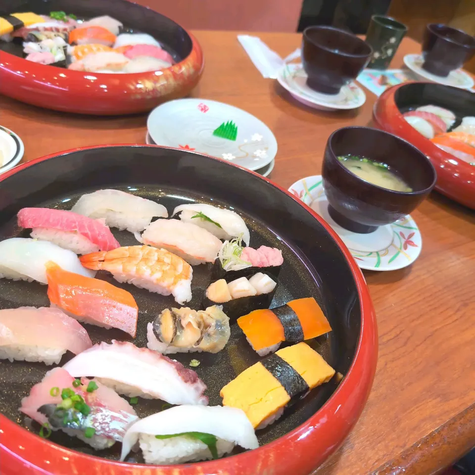 お寿司🍣／ダンディくん一時帰国後初の念願のお寿司|チョコさん