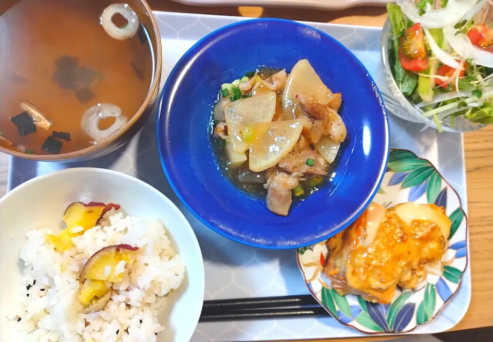 豚バラ大根
鮭の味噌マヨ焼き
サラダ
さつまいもごはん
お吸い物|さゆさん