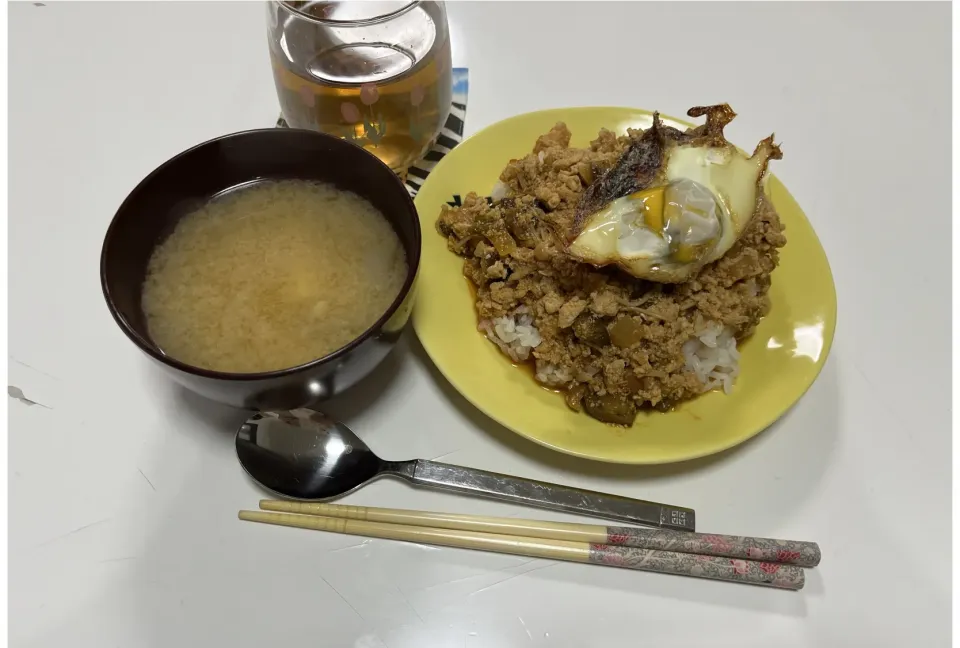 作り置き鶏そぼろ使って晩御飯☆ガパオライス風（茄子・玉葱・ピーマン・えのき）☆みそ汁（玉葱・じゃが芋・えのき）|Saharaさん