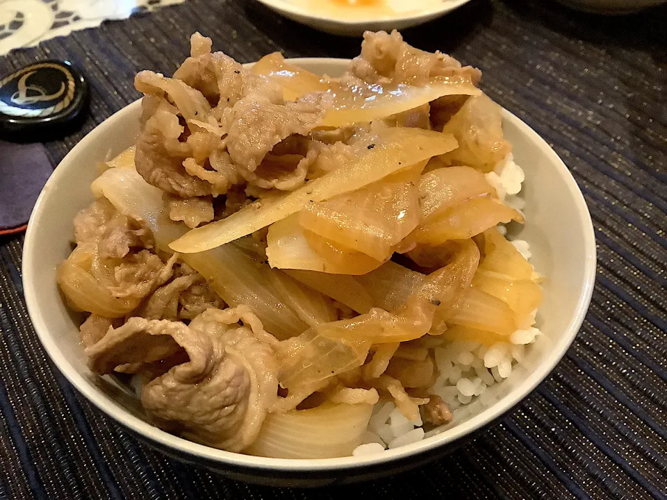 今宵の締めは牛丼😋|アライさんさん