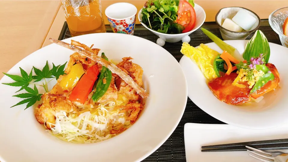 カリッとチキン照り煮丼　　　　　　　　　　　　　サーモン柚子味噌焼き　　　　　　　　　　　　　　　葛の氷菓|トモロヲさん