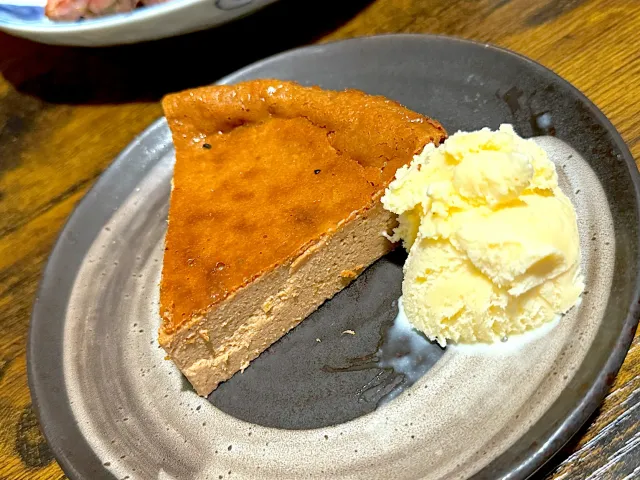 Snapdishの料理・レシピ写真:息子が誕生日にチョコレートバスクチーズケーキ焼いてくれたよ😭｜夏休み！！娘さん息子くん作！焼き菓子レシピ