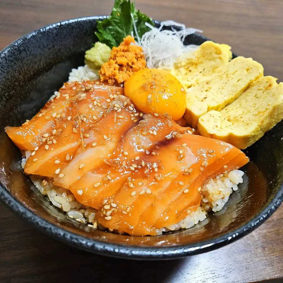 サーモンとたまご丼|にきじろうさん