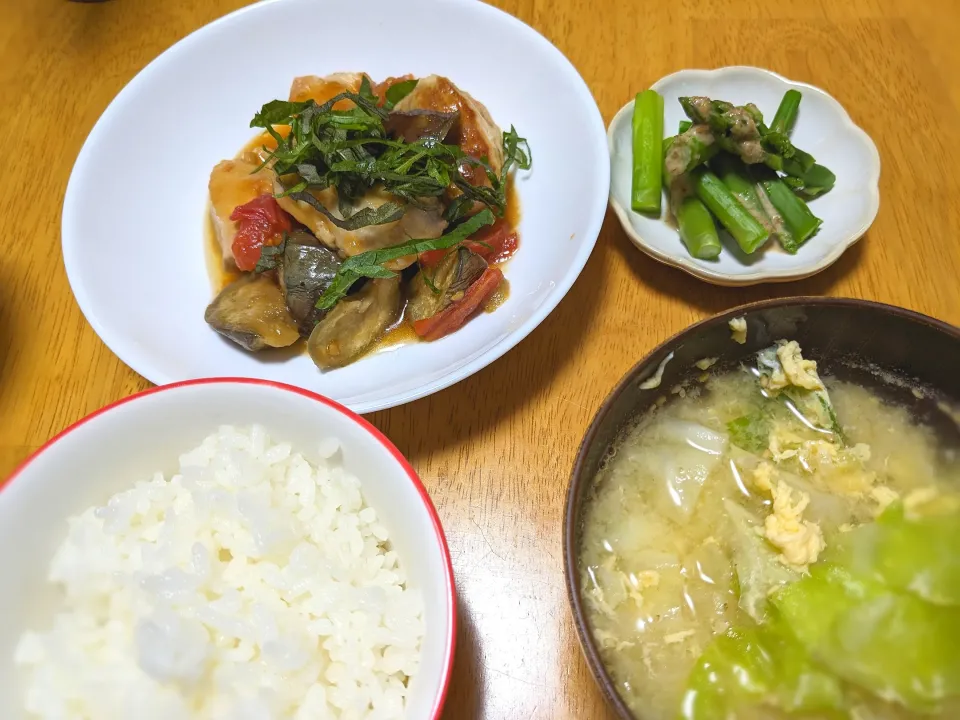 鶏むね肉と野菜の香味だれ、キャベツたっぷりごま味噌スープ、アスパラ|きなこもちさん