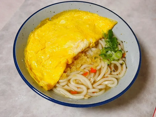 朝うどん✨🎉
雑炊の素をスープに✨
半月の玉子焼きを乗せて月見風💕|深夜特急fさん