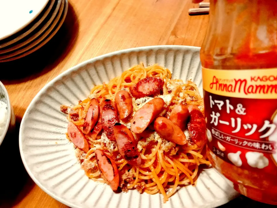 Snapdishの料理写真:困った時のもう一品：パパとトマト＆ガーリックのパスタ|pigmegさん