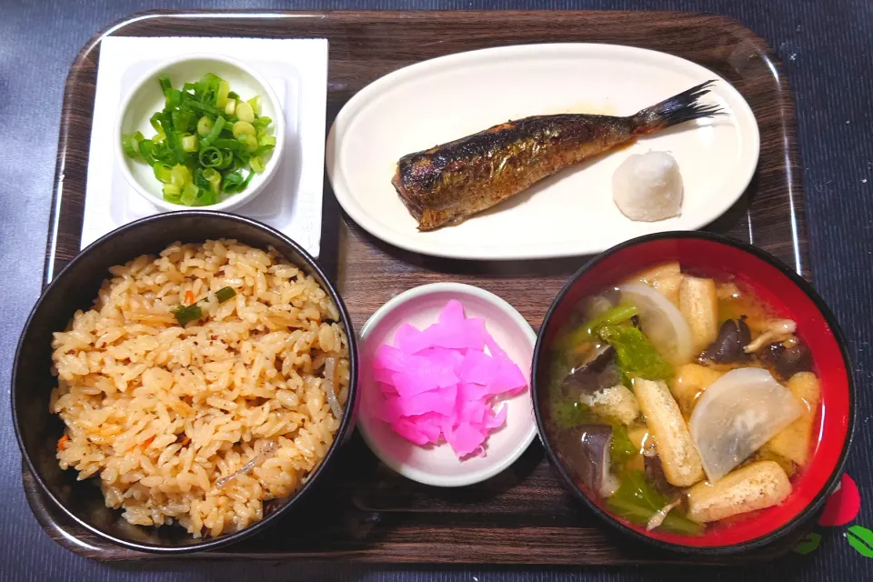 今日の朝ごはん（炊き込みご飯にイワシの丸干し、納豆、カブとヒラタケのみそ汁、大根漬）|Mars＠釜飯作り研究中さん