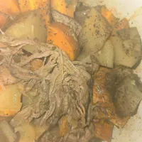 Traditional Homemade Tritip Roasted with potatoes and carrots seasoned and based in a mild chili sauce....|IMAXさん