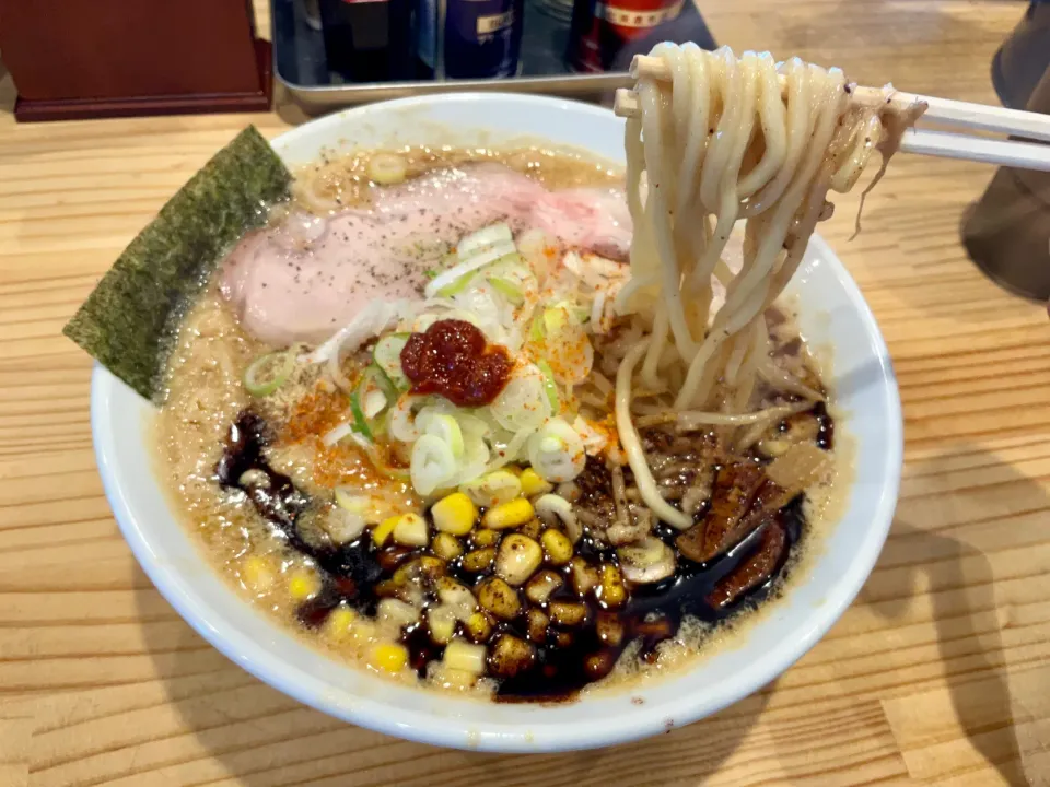 Snapdishの料理写真:白味噌ブラック
#白と黒のラーメン
#濃厚スープ
#ドロッと|Takeshi  Nagakiさん