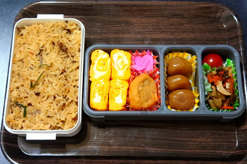 今日の手作り弁当は、炊き込みご飯の卵焼き弁当。

献立は、
・炊き込みご飯（とり釜めし）
・卵焼き、鶏唐揚げ、大根の漬物
・玉こんにゃく
・切り昆布煮、ミニトマト|Mars＠釜飯作り研究中さん