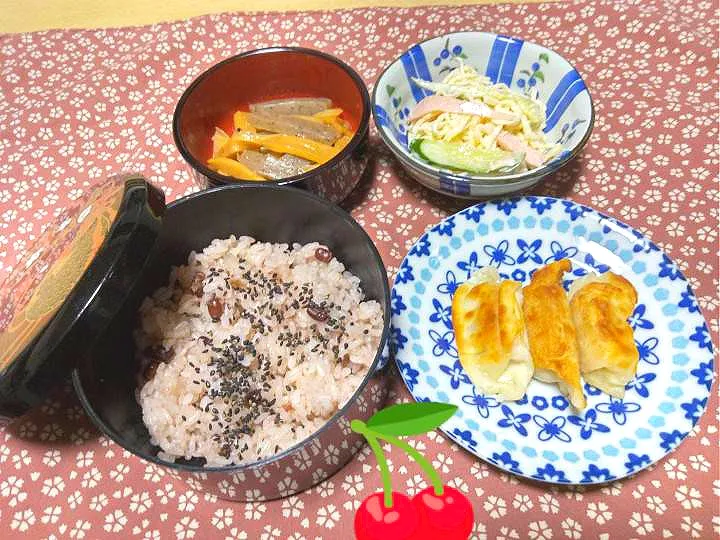 Snapdishの料理写真:出来立ての昼ご飯。お赤飯と炒め煮、さらだ、あげ餃子。🤗|りささん