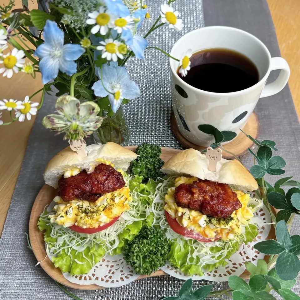 Snapdishの料理写真:5/31❤︎ヤンニョムチキンたまごサンド🌱

＊ 牛乳ロール
＊ ヤンニョムチキン
＊ たまごサラダ
＊ フリルレタス ＊キャベツ＊トマト|Makinsさん