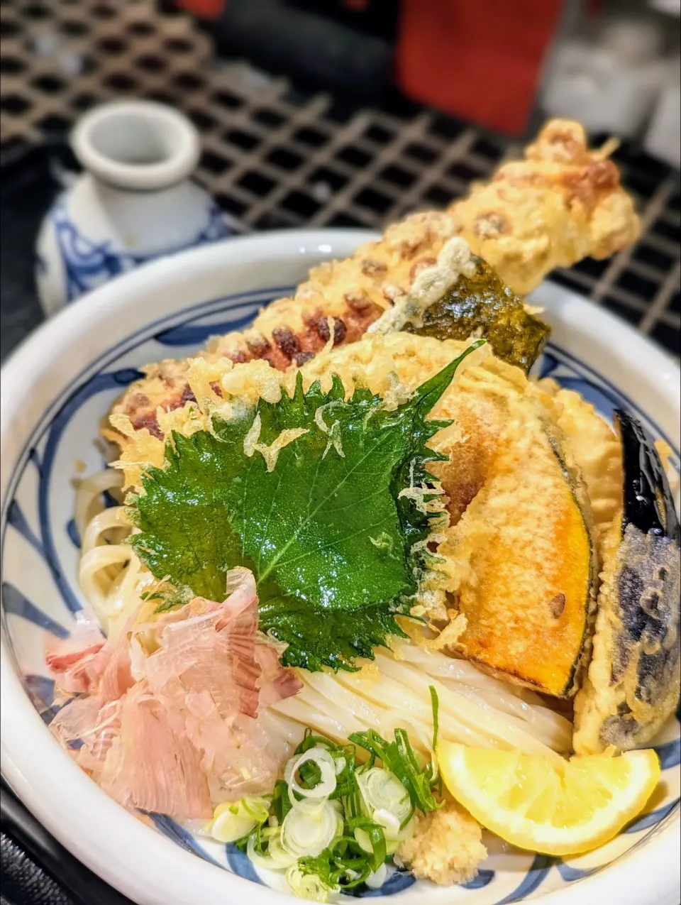 今日のお昼ごはん
大阪上本町「うばら」の彩り天ぶっかけうどん|としちゃんさん