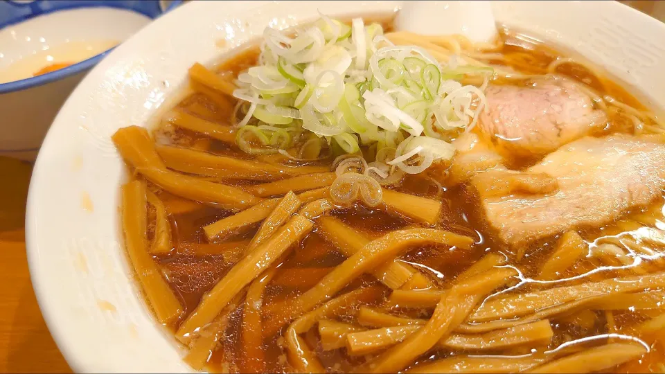 Snapdishの料理写真:【1956年創業】
中華そば 共楽
竹の子そば (葱多め、1,000円)
＋麺大盛 (50g、50円)
＋生卵 (別椀、50円)
@銀座2分、銀座一丁目、東銀座
(JR有楽町駅から徒歩6分)
24134 (144,177)|大脇さん