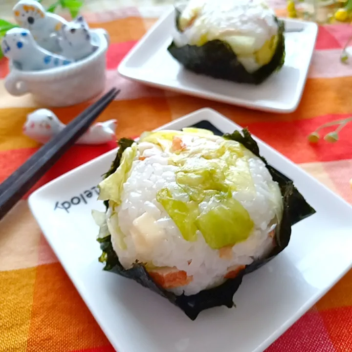 レタスとチーズと竹輪のマヨおにぎり🍙|小豆🌼さん