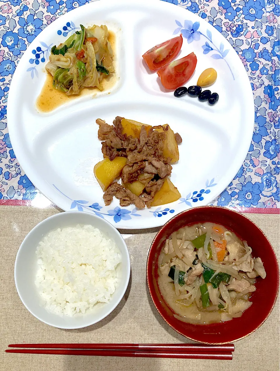 Snapdishの料理写真:豚肉とジャガイモの甘辛煮とキャベツの胡麻味噌炒め|おしゃべり献立さん