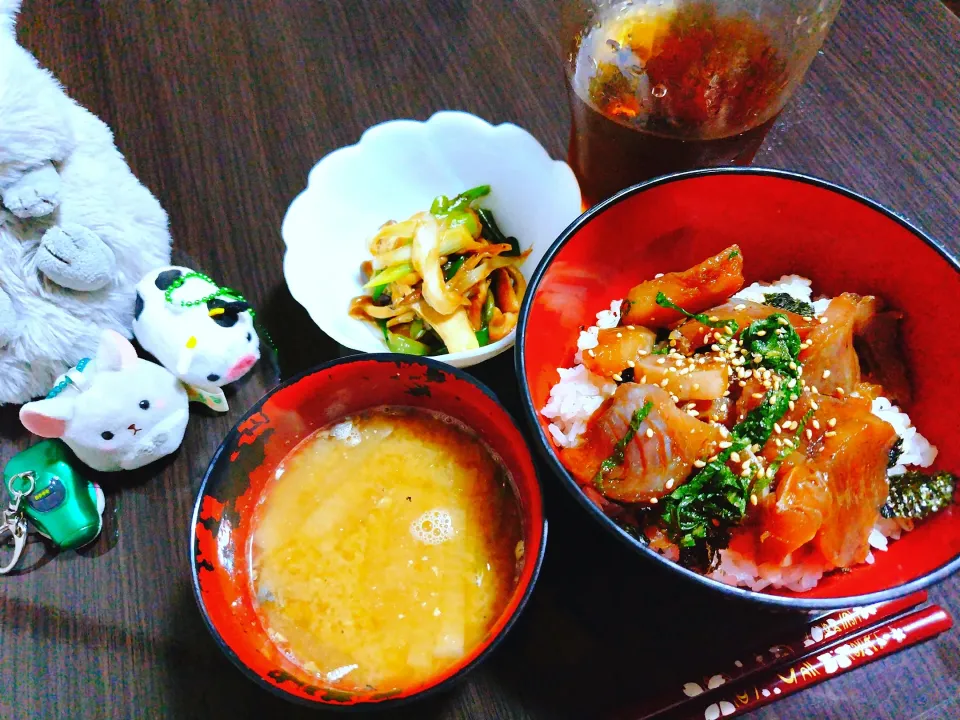 マグロの漬け丼、大根と鯖缶の味噌汁、キノコとネギの和風マリネ|サトリさん