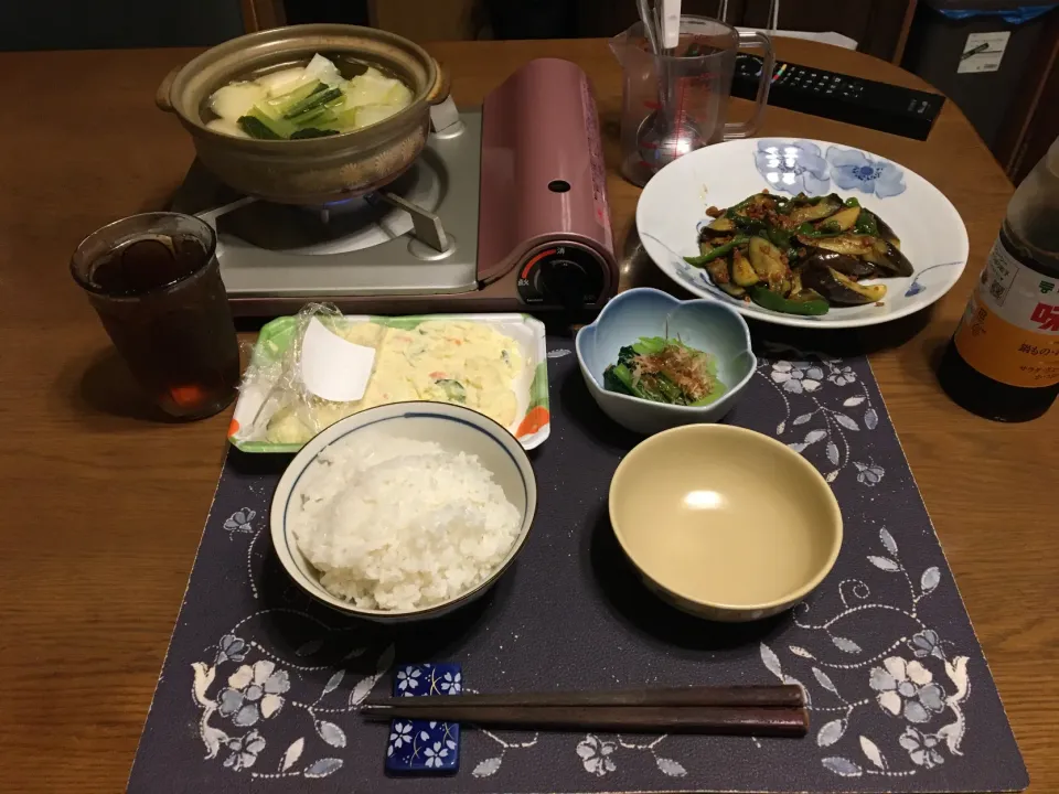 ご飯、万能肉みそを使った茄子とピーマンの肉味噌炒め、簡単寄せ鍋、ポテトサラダ、小松菜のお浸し、烏龍茶(夕飯)|enarinさん